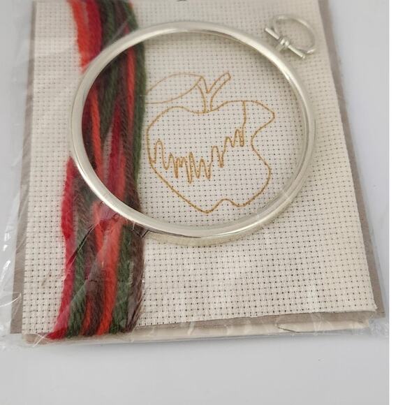 Longsstitchery Long stitch Kit Apple in a Ring Frame 3.5" - Picture 4 of 4
